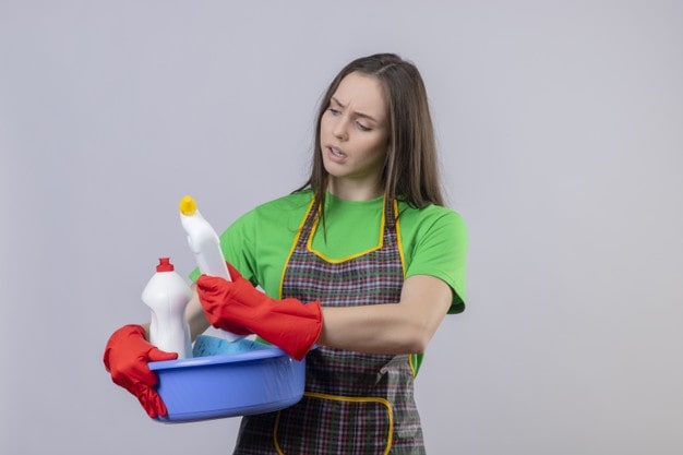 mulher com produtos de limpeza na mão